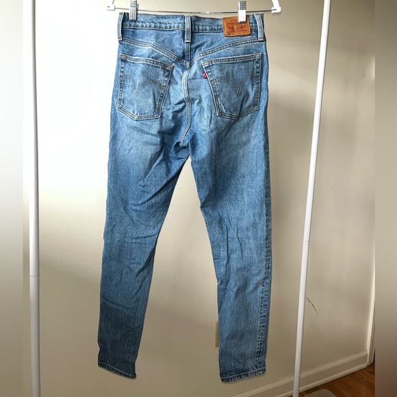 Aritzia Levi Slim Leg Light Wash Distressed Jeans No Flaws - Picture 2 of 6